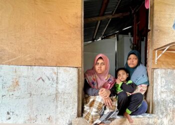 NORATIKAH Said di samping dua daripada empatnya anaknya hidup serba daif setelah kini menumpang teduh di sebuah rumah wakaf di Kampung Teluk Dalam, Bukit Pinang Alor Setar. -UTUSAN/JAMLIAH ABDULLAH