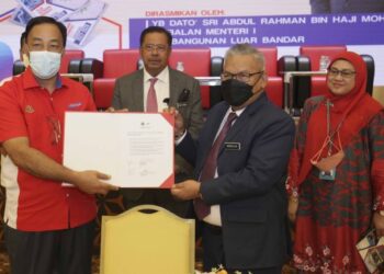 ABDUL Rahman Mohamad menyaksikan MoU antara Kemas dan SPRM pada Majlis Pelancaran Pelan Anti Rasuah Organisasi (OACP) di KPLB Putrajaya. - FOTO/FAISOL MUSTAFA