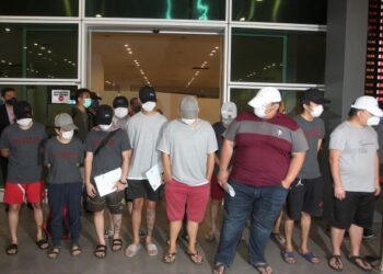 SEBAHAGIAN 12 warganegara Malaysia dari Kemboja selamat tiba di KLIA2 selepas berjaya diselamatkan daripada sindiket tawaran penipuan pekerjaan di KLIA2, Sepang, Selangor. - UTUSAN/FAISOL MUSTAFA