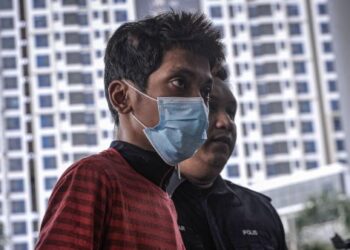 T. HAANS Raaj ketika dibawa untuk dituduh atas tiga pertuduhan menipu beberapa agensi pelancongan sehingga menyebabkan mangsa menyerahkan tiket-tiket penerbangan berjumlah RM26,588 di Mahkamah Majistret Kuala Lumpur, hari ini. - FOTO/FAIZ ALIF