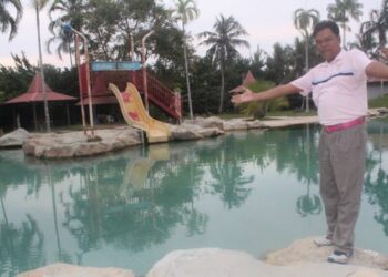 ISHAK Abu menunjukkan kolam renang yang telah bersedia menyambut pelancong apabila dibuka kepada orang ramai pada 8 Oktober ini di  KGR, Pontian di Johor. -UTUSAN/MUHAMMAD ZIKRI