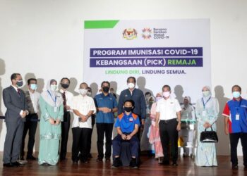 KHAIRY Jamaluddin (tengah) dan Menteri Kanan Pendidikan, Datuk Seri Dr. Radzi Jidin (enam kiri) bergambar bersama pelajar, Haziq Zafri Hiruddin, 17, selepas menerima suntikan vaksin pada PICK Remaja di SMK Presint 8 (1) Putrajaya. - UTUSAN/FAISOL MUSTAFA