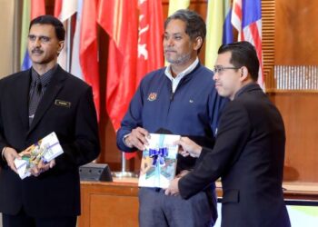 KHAIRY Jamaluddin menyampaikan buku Modul Pengurusan Berat Badan Trim dan Fit kepada wakil Kementerian pada Majlis Perasmian Seminar Anti Obes-City Putrajaya di Kementerian Kesihatan Malaysia, Putrajaya. -UTUSAN/ FAISOL MUSTAFA