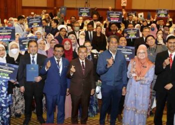Khairy Jamaluddin  bersama kakitangan dan pemenang anugerah Hari Inovasi Kementerian Kesihatan 2022 di Putrajaya. hari ini. - UTUSAN/FAISOL MUSTAFA