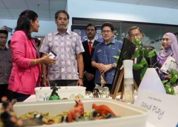 KHAIRY Jamaluddin melawat ruang aktiviti pembelajaran Pusat Kecemerlangan Kesihatan Mental selepas Majlis Pelancaran Pusat Kecemerlangan Kesihatan Mental di Cyberjaya. -UTUSAN/ FAISOL MUSTAFA