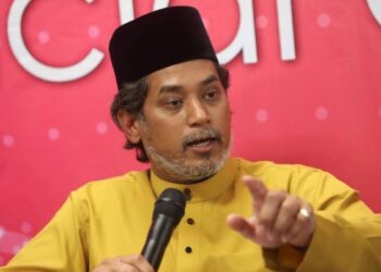 KHAIRY Jamaluddin selepas merasmikan pembukaan Hematogenix di Cyberjaya. -UTUSAN/FAISOL MUSTAFA