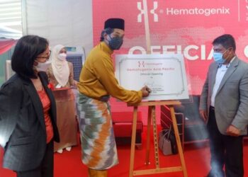 KHAIRY Jamaluddin (tengah) melancarkan Makmal Penyelidikan Klinikal Hematogenix yang pertama di Cyberjaya.- UTUSAN/FAISOL MUSTAFA