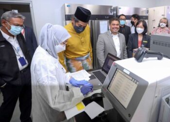KHAIRY Jamaluddin meninjau dan beramah mesra dengan kakitangan Hemotogenix pada Majlis Pelancaran Rasmi Makmal Penyelidikan Klinikal Hematogenix yang pertama di Cyberjaya.-UTUSAN/FAISOL MUSTAFA