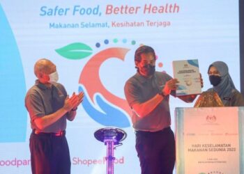 KHAIRY Jamaluddin (tengah) melancarkan gimik Hari Keselamatan Makanan Sedunia Peringkat Kebangsaan 2022 di Hotel Sama-Sama, Sepang, Selangor. - UTUSAN/FAISOL MUSTAFA