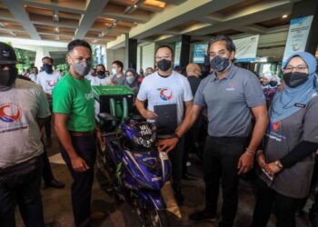 KHAIRY Jamaluddin (dua kanan) bersama penunggang p-hailing penghantar makanan pada Majlis Sambutan Hari Keselamatan Makanan Sedunia Peringkat Kebangsaan 2022 di Hotel Sama-Sama, Sepang, Selangor. - UTUSAN/FAISOL MUSTAFA
