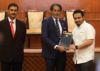 KHAIRY Jamaluddin menyampaikan sijil penghargaan kepada wakil NGO pada Majlis Agihan Dana Program Kesihatan Mental Kepada NGO di Putrajaya. - UTUSAN/FAISOL MUSTAFA