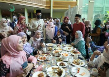 KHAIRY Jamaluddin (belakang tiga kiri) beramah mesra bersama warga kakitangan KKM pada Majlis Sambutan Hari Raya Aidilfitri di Putrajaya. - UTUSAN/FAISOL MUSTAFA