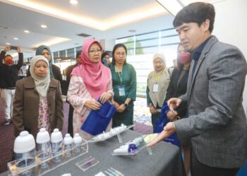 DR. ZALIHA Mustafa melawat pameran selepas majlis perasmian Persidangan  Penyakit Jangkitan Tropika di Putrajaya, semalam. - UTUSAN/FAISOL MUSTAFA