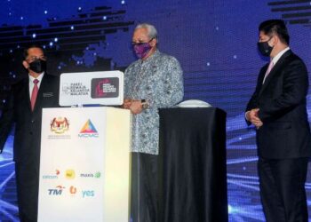ANNUAR Musa melancarkan Pakej Remaja Keluarga Malaysia dan Pakej Peranti Keluarga Malaysia di Kementerian Komunikasi dan Multimedia MalaysiA, Putrajaya. - UTUSAN/FAISOL MUSTAFA