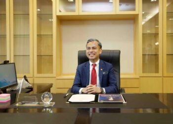 FAHMI Fadzil pada hari pertama memulakan tugas di Kementerian Komunikasi dan Digital di Putrajaya. - UTUSAN/FAISOL MUSTAFA