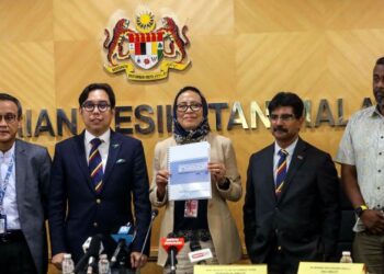 SITI Hamisah Tapsir menunjukkan buku Laporan Pasukan Petugas Khas bagi Penambaikan Budaya Kerja Perkhidmatan Kesihatan di KKM, Putrajaya., semalam - UTUSAN/FAISOL MUSTAFA