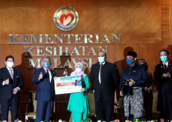 ADHAM Baba (dua kiri) menyampaikan Anugerah Inovasi 2020 Kategori Teknologi kepada Pengarah Bahagian Kawalan Penyakit Kementerian Keshatan, Datuk Dr. Norhayati Rusli (empat kanan) pada Majlis Sambutan Hari Inovasi KKM 2020 di Putrajaya, hari ini. - UTUSAN/ FAISOL MUSTAFA