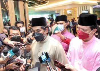 KHAIRY Jamaluddin ketika dalam sidang akhbar selepas majlis sambutan Alidilfitri KKM di Putrajaya. - UTUSAN/FAISOL MUSTAFA