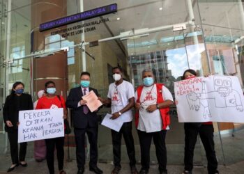 S Tinagaran (tiga kanan) menyerahkan memorandum kepada Then Ming Fatt (tiga kiri) meminta KKM menjalankan siasatan syarikat kawalan keselamatan yang didakwa membuli pekerja di KKM, Putrajaya. - UTUSAN/FAISOL MUSTAFA