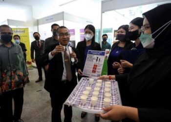 NOOR Azmi Ghazali melawat ruang pameran selepas Majlis Perasmian 3rd MOH DQRC 2022 di Auditorium Kompleks E, Putrajaya. -UTUSAN/FAISOL MUSTAFA