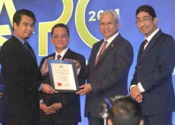 ANNUAR Musa menyampaikan Anugerah Perkhidmatan Cemerlang kepada penerima pada Anugerah Perkhidmatan Cemerlang (APC) Tahun 2021 Kementerian Komunikasi dan Multimedia di Putrajaya. - UTUSAN/FAISOL MUSTAFA