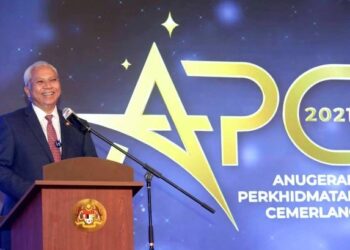 ANNUAR Musa menyampaikan ucapan pada Anugerah Perkhidmatan Cemerlang (APC) Tahun 2021 Kementerian Komunikasi dan Multimedia di Putrajaya. - UTUSAN/FAISOL MUSTAFA