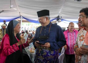 ANNUAR Musa pada Majlis Sambutan Hari Raya Aidilfitri K-KOMM dan Majlis Sekalung Budi Pengamal Media, Penggiat Seni dan Industri Kreatif, di Putrajaya, semalam. - UTUSAN/FAISOL MUSTAFA