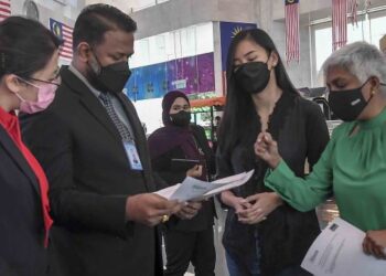 WATHSHLAH Naidu (kanan) bersama Sydney Yap Xi Ni (dua kanan) mengadakan perjumpaan bagi menyerahkan memorandum kepada K-KOMM berkaitan isu pekerja diK-KOMM, Putrajaya. - FOTO/FAISOL MUSTAFA