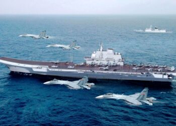 GAMBAR tidak bertarikh menunjukkan kapal pengangkut pesawat China, Liaoning, mengadakan latihan di tengah-tengah Laut China Selatan. – AGENSI