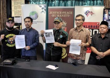 NADZIM Johan (tengah) bersama Presiden Pertubuhan Kemasyarakatan Rakyat (PEKEMAS), Faizan Mohd Nor (dua, kanan) menunjukkan kertas bukti pendedahan bekas pekerja Rumah sembelih TFI Australia selepas Sidang Media di Villa Puteri Condominium, Jalan Tun Ismail di sini, hari ini.-UTUSAN/FAIZ ALIF AHMAD ZUBIR