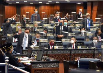 Keadaan kecoh barisan pembangkang pada Mesyuarat Khas Penggal Ketiga Parlimen Ke-14 di Parlimen baru-baru ini. – FOTO JABATAN PENERANGAN