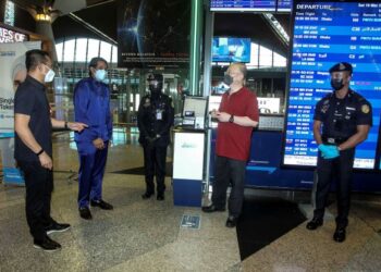 KHAIRY Jamaluddin (dua kiri) bersama Wee Ka Siong (dua kanan) beramah mesra bersama petugas di KLIA, Sepang, Selangor. - UTUSAN/FAISOL MUSTAFA