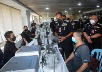 KHAIRUL Dzaimee Daud (tiga kanan) beramah mesra  dengan sebahagian PATI ketika hadir sesi walkabout kaunter tambahan Program Rekalibrasi Pulang PATI di KLIA. - UTUSAN/FAISOL MUSTAFA