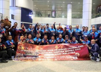 MOHAMMAD Hamdan Wahid (belakang tengah) bergambar bersama kontinjen JBPM semasa menyambut ketibaan kontinjen JBPM pada kejohanan sukan World Police and Fire Games 2022 (WPFG) di Rotterdam, Netherlands di KLIA, Sepang, Selangor. -UTUSAN/FAISOL MUSTAFA