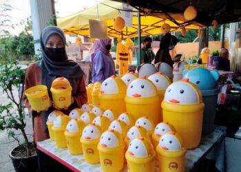 SEORANG pekerja menyusun bekas anak itik yang dijual Mohd. Fariq Atan dan isterinya di Kampung Pauh Lima, Kota Bharu. – UTUSAN/ROHANA MOHD. NAWI