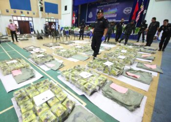 Ketua Polis Kelantan, Deputi Komisioner Sapiai@Shafien Mamat melihat  dadah dirampas  pada sidang akhbar di Ibu Pejabat Polis Daerah Kota Bharu pada 7 Oktober 2020. -UTUSAN/ZULHANIFA SIDEK