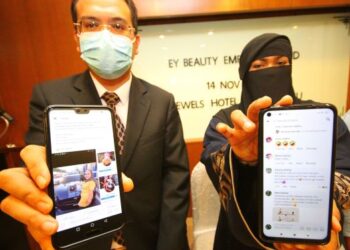 ZALINA Zahari (kanan) bersama  peguamnya, Nik Saiful Adli Burhan menunjukkan gambar dan komen dari netizen yang mengaitkan syarikatnya di laman sosial pada sidang akhbar di Kota Bharu di sini hari ini. -UTUSAN/ZULHANIFA SIDEK