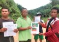 ALEK Busu (dua dari kiri) bersama wakil Orang Asli menunjukkan surat aduan masalah jalan rosak yang dihantar kepada pihak berwajib di Pos Balar, Gua Musang, Kelantan, hari ini. - AIMUNI TUAN LAH