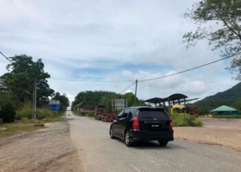 JALAN Gua Musang-Lojing yang menjadi laluan utama lori dan treler kayu balak lengang dengan kenderaan berat itu. - AIMUNI TUAN LAH