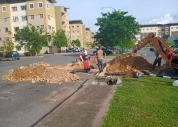 KAKITANGAN Air Kelantan Sdn. Bhd. sedang membaiki  masalah paip bocor di Projek Perumahan Rakyat (PPR) Jalan Persiaran Raya di Gua Musang, Kelantan semalam.