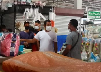 SEBAHAGIAN pengunjung Pasar Siti Hajar mematuhi arahan memakai pelitup muka di Pasir Puteh, Kelantan, hari ini. - UTUSAN/ ZAAIN MD ZAIN