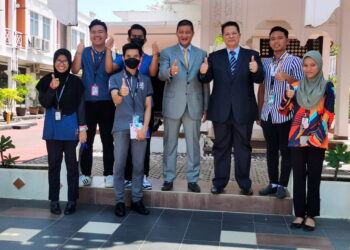 MOHAMAD Fatmi Che Salleh (tengah) bersama beberapa pelajar Universiti Malaysia Kelantan Kampus Kota di Pengkalan Chepa, selepas sidang media khas diskaun yuran bagi pelajar latihan industri di Kota Bharu, Kelantan hari ini.- UTUSAN/ROSALWANI CHE SOH