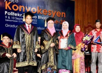 ZAINAB Ahmad (dua dari kiri) bersama penuntut terbaik keseluruhan Iffah Nabihah Abdullah (tiga dari kanan) pada Majlis Konvokesyen PKB Ke-35 di Kota Bharu, Kelantan, hari ini. - FOTO/ROSLIZA MOHAMED