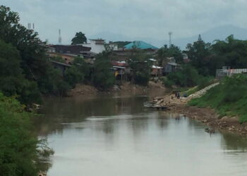 DEKAT... Sempadan Malaysia-Thailand di Kelantan hanya dipisahkan oleh Sungai Golok. - UTUSAN/ YATIMIN ABDULLAH