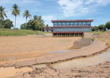 PEMANASAN global, pertambahan penduduk dan sumber air terganggu mendedahkan Malaysia terhadap 
krisis sumber air. Cuaca panas turut menyumbang risiko itu seperti yang berlaku di sungai berdekatan Stesen 
Pam Kemubu, Ketereh, Kelantan kering . – UTUSAN/KAMARUL BISMI KAMARUZAMAN
