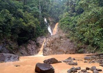 GAMBAR menunjukkan keindahan Lata Y, Sungai Rek di Kuala Krai yang lenyap digantikan dengan air kuning seperti teh tarik yang tular di media sosial. - UTUSAN/YATIMIN ABDULLAH