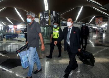 KAUNSELOR Kedutaan Korea Utara, Kim Yu-Song tiba di Lapangan Antarabangsa Kuala Lumpur (KLIA) sebelum menaiki pesawat ke Shanghai selepas diusir dari Malaysia, semalam. -UTUSAN/FAISOL MUSTAFA