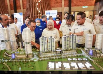 AHLI Lembaga Pengarah TH Properties Sdn. Bhd., Datin Paduka Kartini Abdul Manaf (tengah) bersama Ketua Pegawai Eksekutif TH Properties Sdn. Bhd., Azman Ibrahim (dua dari kiri) melihat replika projek perumahan Kota Semarak sempena Pelancaran Galeria Kota Semarak dan Majlis Pecah Tanah Projek Perumahan Fasa 1 Kota Semarak di Jalan Sultan Yahya Petra di sini, semalam. - UTUSAN/MUHAMAD IQBAL ROSLI