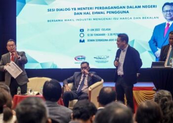 ALEXANDER Nanta Linggi ketika sesi dialog bersama wakil industri mengenai isu harga dan bekalan di Putrajaya. - UTUSAN/FAISOL MUSTAFA