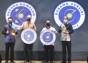 ALEXANDER Nanta Linggi bersama timbalannya, Datuk Rosol Wahid (dua kiri) melancarkan Logo Barang Kawalan dan Subsidi pada Majlis Perhimpunan Bulanan Warga Kementerian Perdagangan Dalam Negeri dan Hal Ehwal Pengguna di Kementerian KPDNHEP, di sini, hari ini.-UTUSAN/FAISOL MUSTAFA